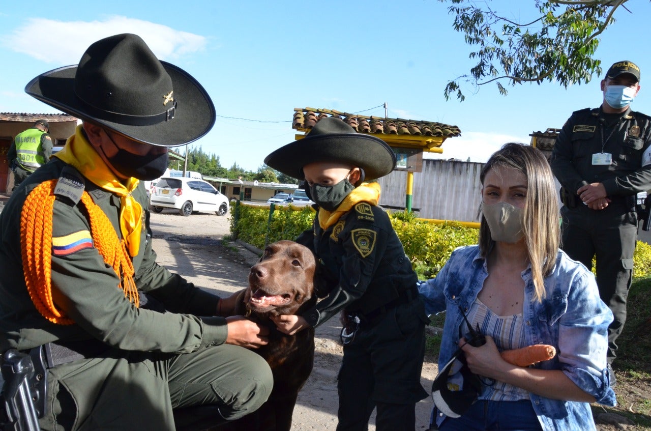 [Video] Regalo de navidad, la policía cumplió sueño de niña de 5 años en Medellín