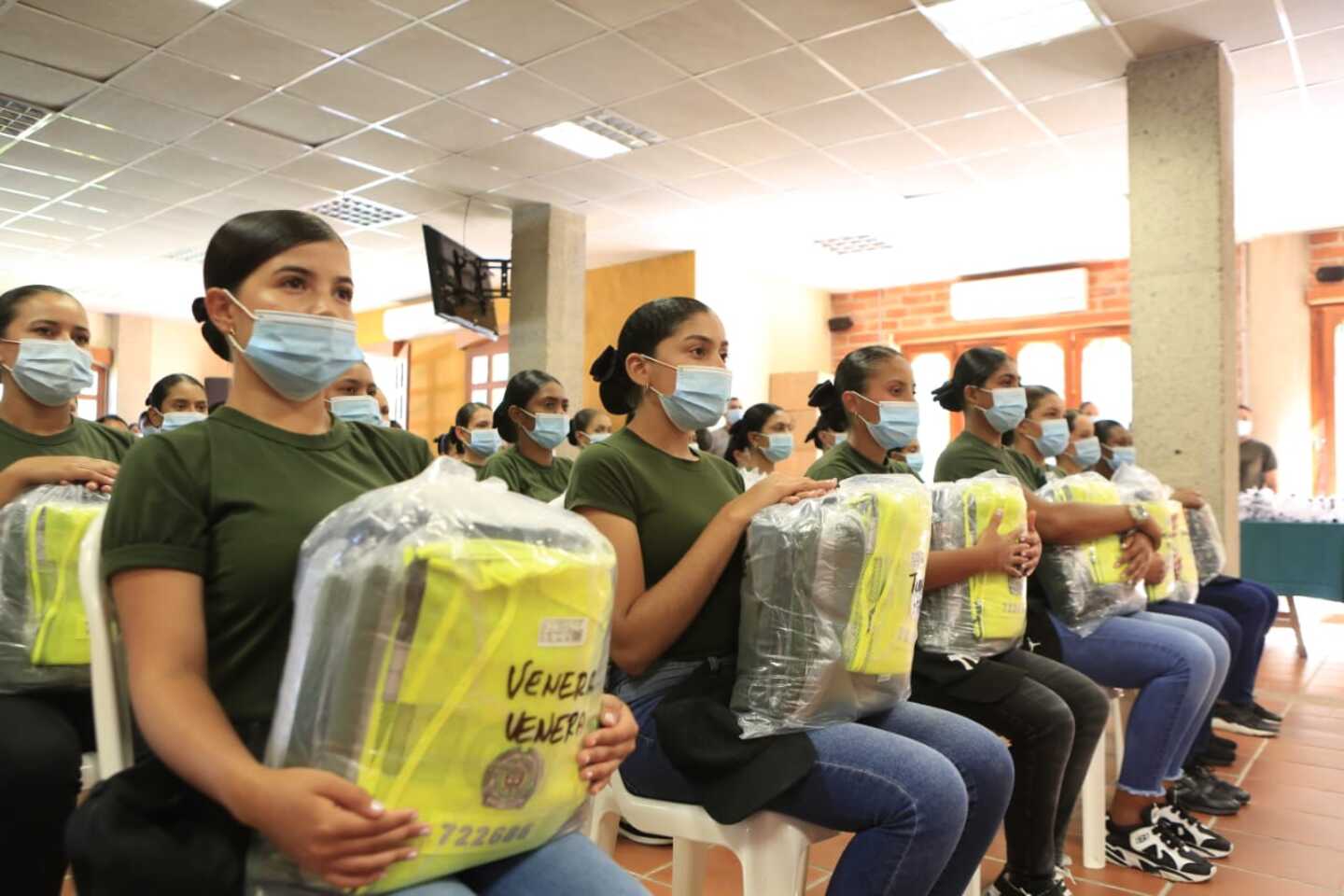 Mujeres auxiliares de policía en Antioquia reciben sus primeros uniformes.