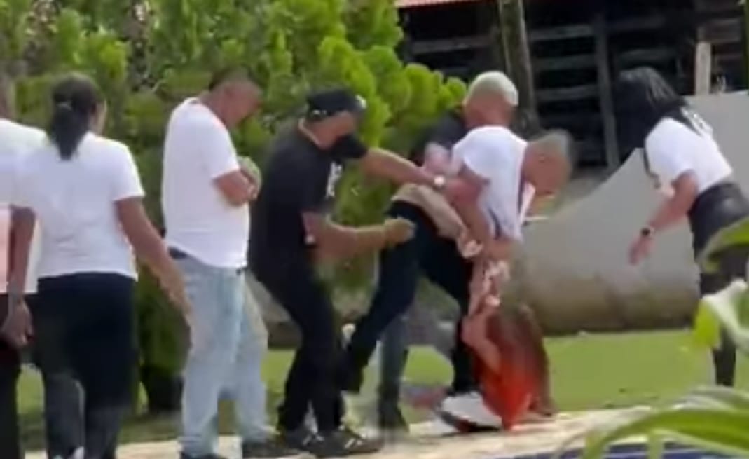 [Video] Brutal golpiza de un hombre a su exnovia en finca de Chigorodó, Antioquia