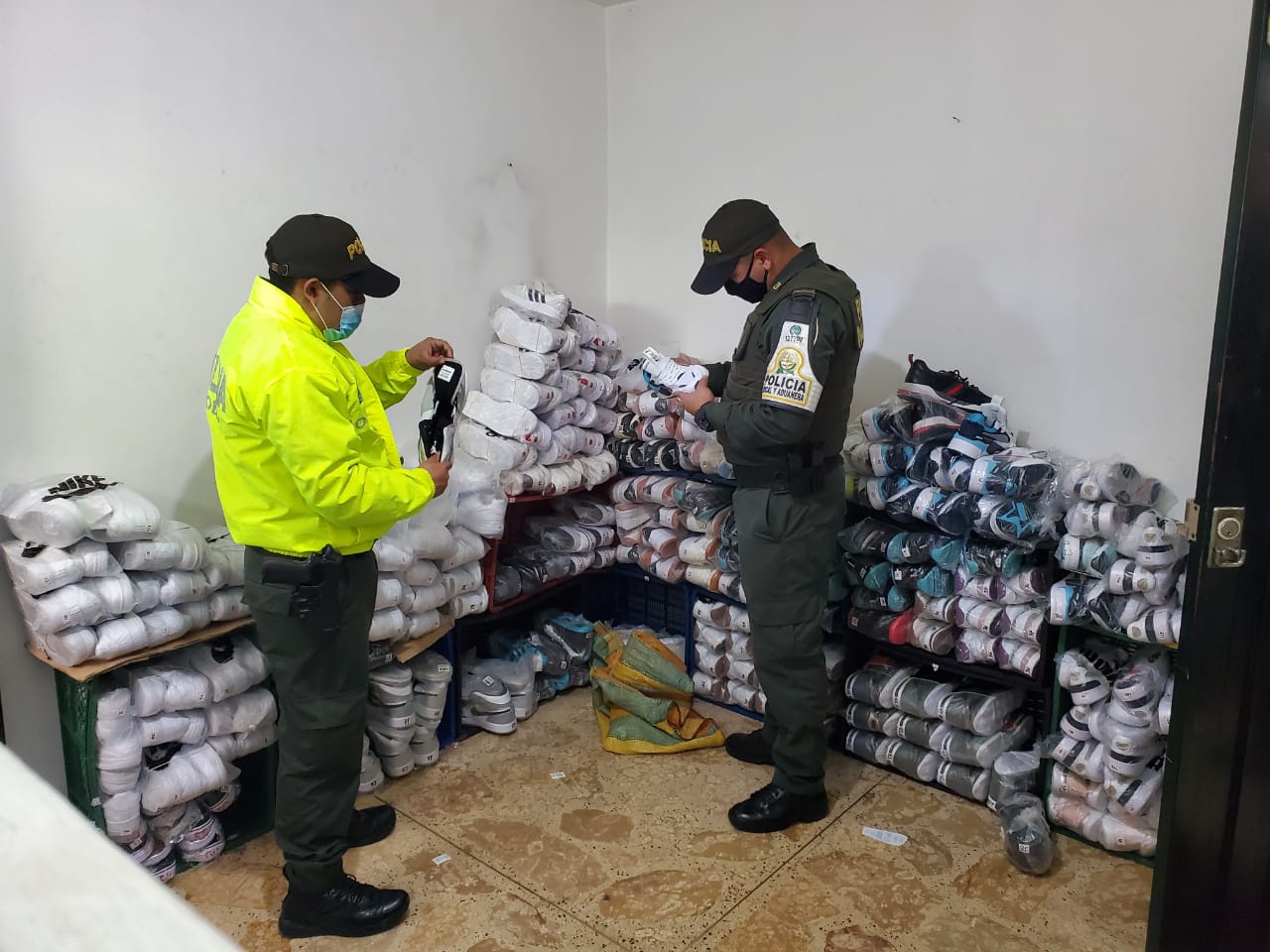 En este operativo también fueron incautados accesorios para celular. Esta mercancía está valorada en más de 90 millones de pesos.