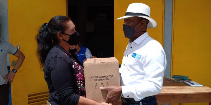 Las familias recibieron las ayudas humanitarias en Caucasia, Antioquia.