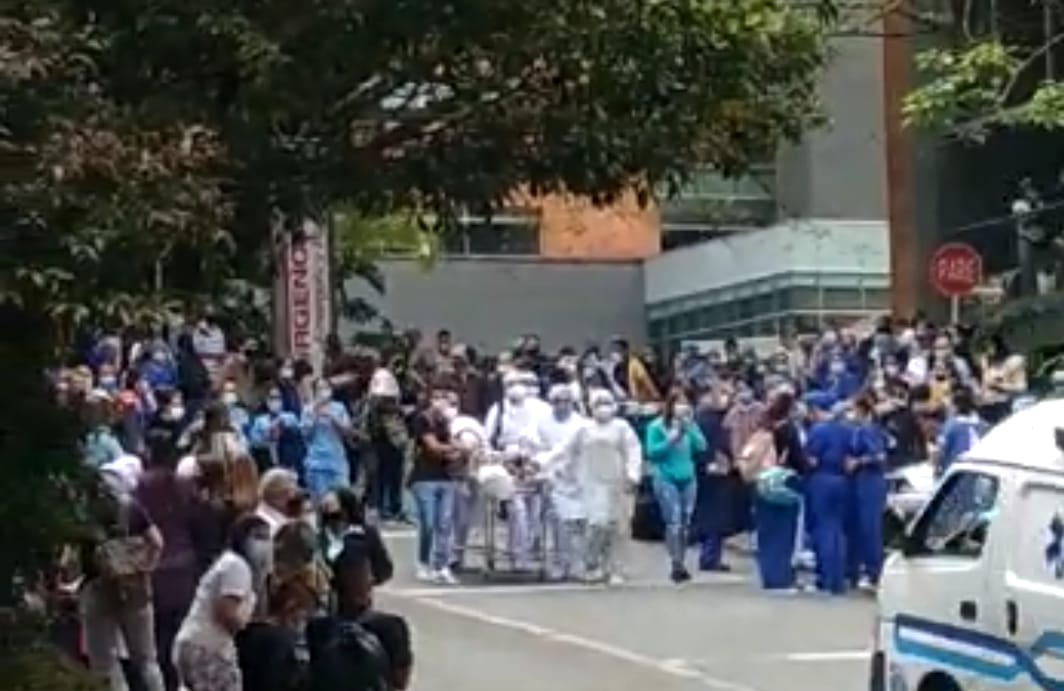 Enfermos de clínica de Medellín salieron a la calle por una fuga de gas