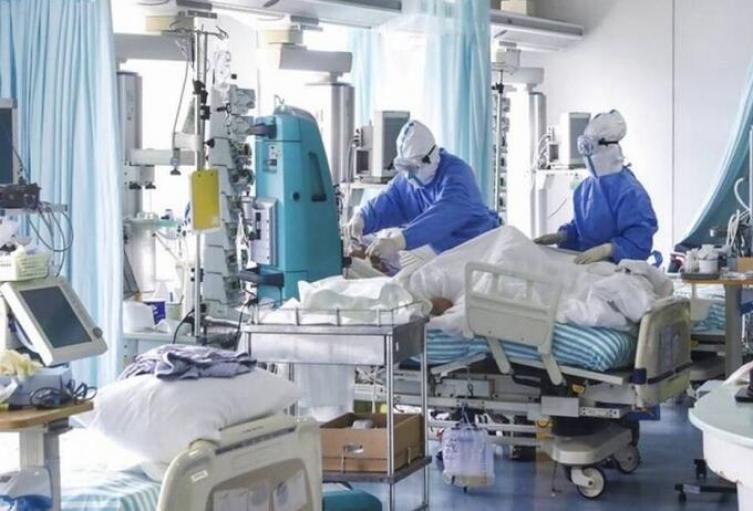 Atención a pacientes en UCI, (imagen referencial).