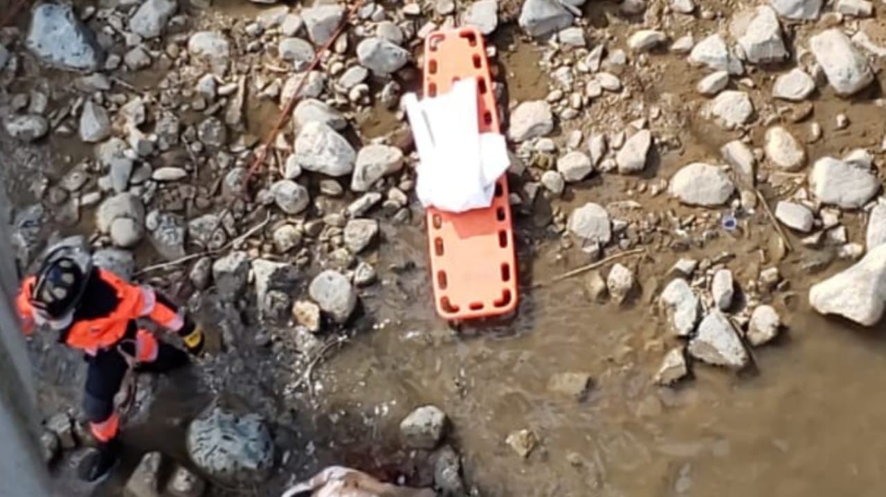 Gallinazos permitieron descubrir un cadáver en alto grado de descomposición en una quebrada en Medellín