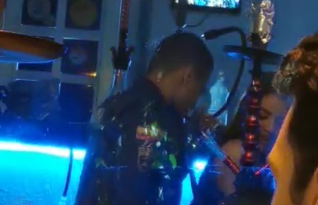 [Video] Policía de Medellín es sorprendido “perriando” en un bar sin medidas de bioseguridad