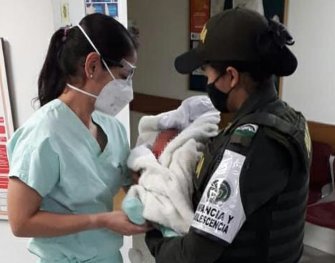 Dejan bebé abandonado en la puerta de una casa en el Conquistadores de Medellín