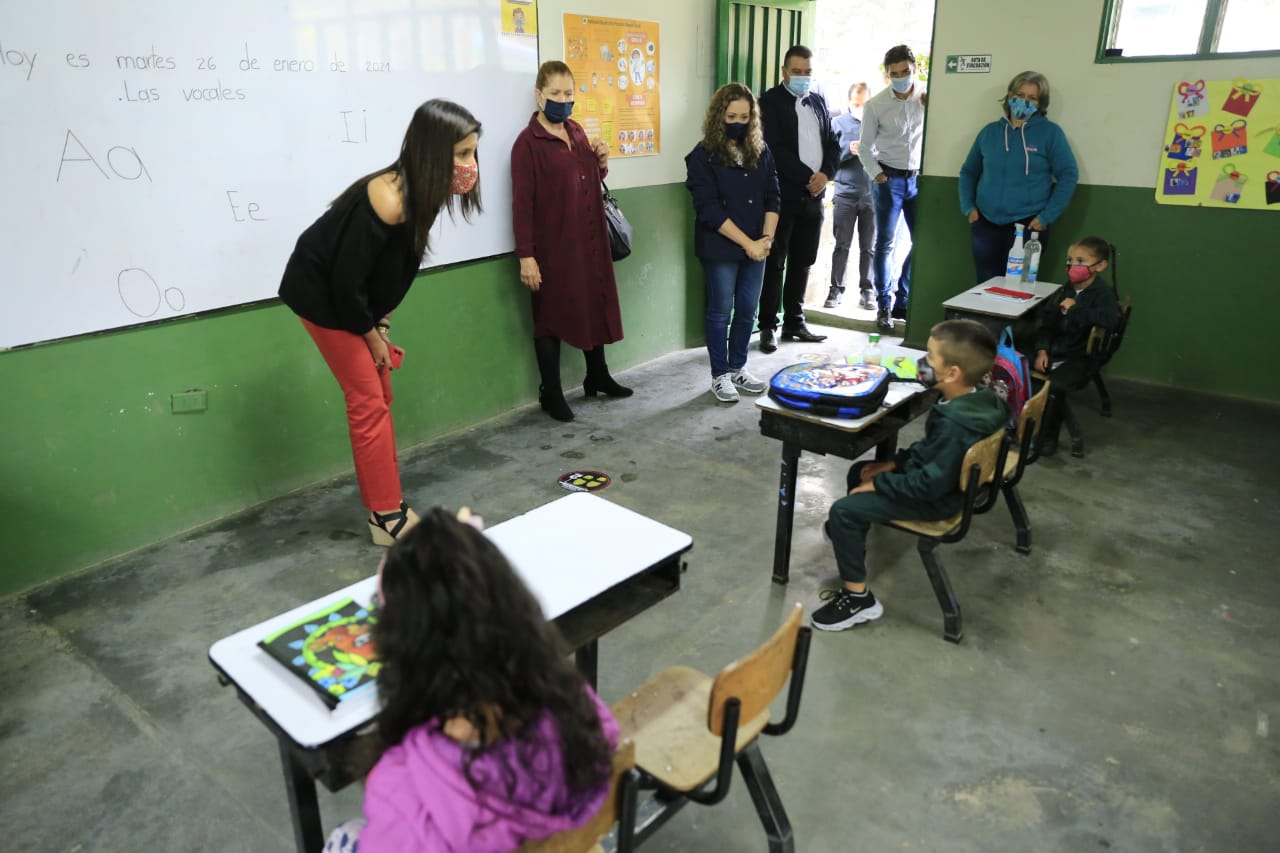 Visita ministra de Educación a instituciones educativas de Antioquia