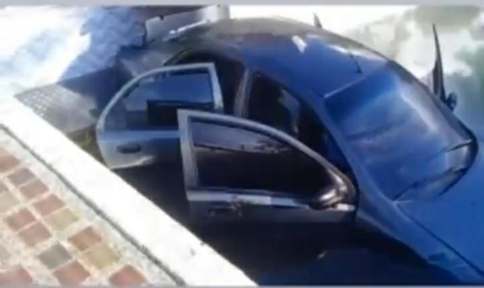 Así quedó el carro en la piscina en Guatapé, Antioquia.