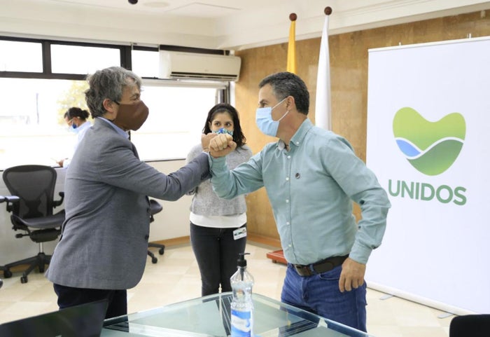 El director del Dane, Juan Daniel Oviedo, entrega informe al gobernador de Antioquia, Aníbal Gaviria.