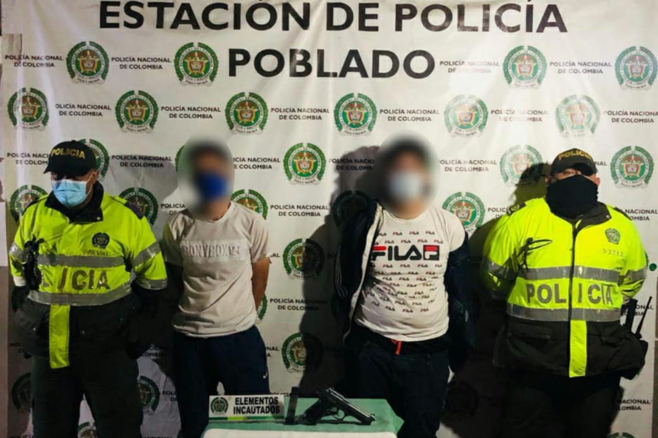 Las autoridades recuperaron el automotor y por este hecho dos personas fueron capturadas.