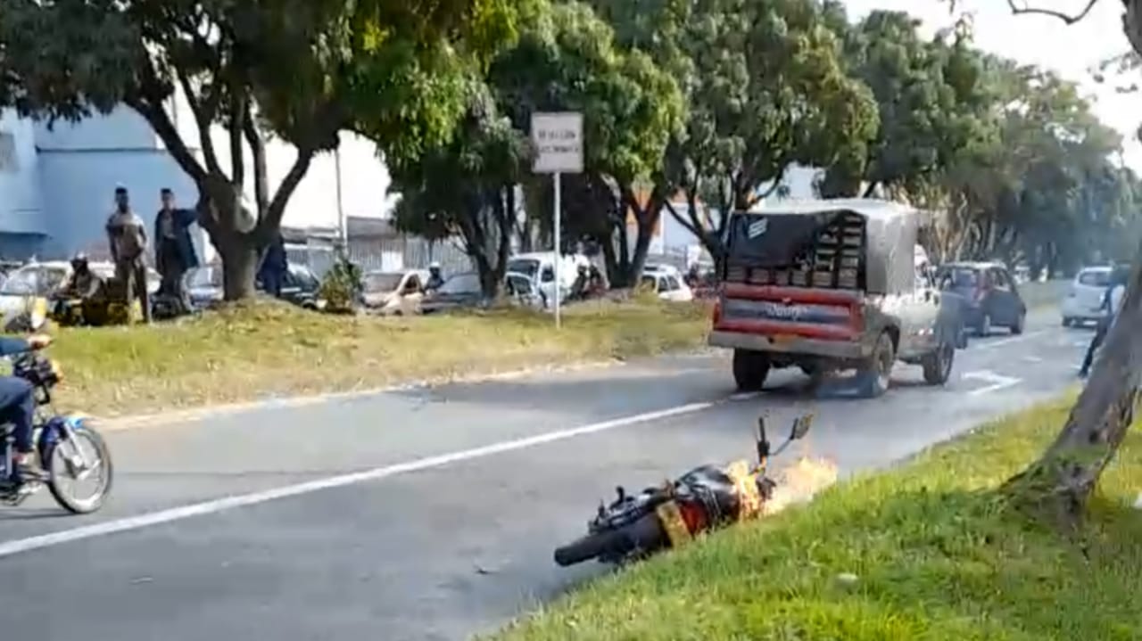 Un motociclista que impidió que se llevará acabo el hurto, resultó lesionado.
