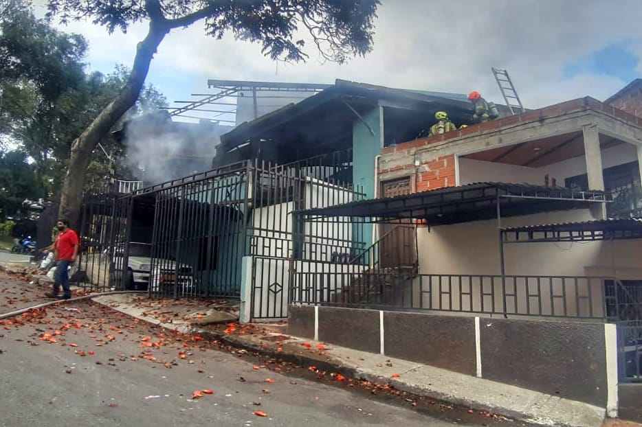 Se incendio su casa y quedaron en la calle en barrio Pedregal de Medellín