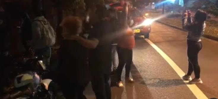 Seguidores de Jorge Oñate en Medellín se concentraron a las afueras el Hospital Pablo Tobón Uribe.