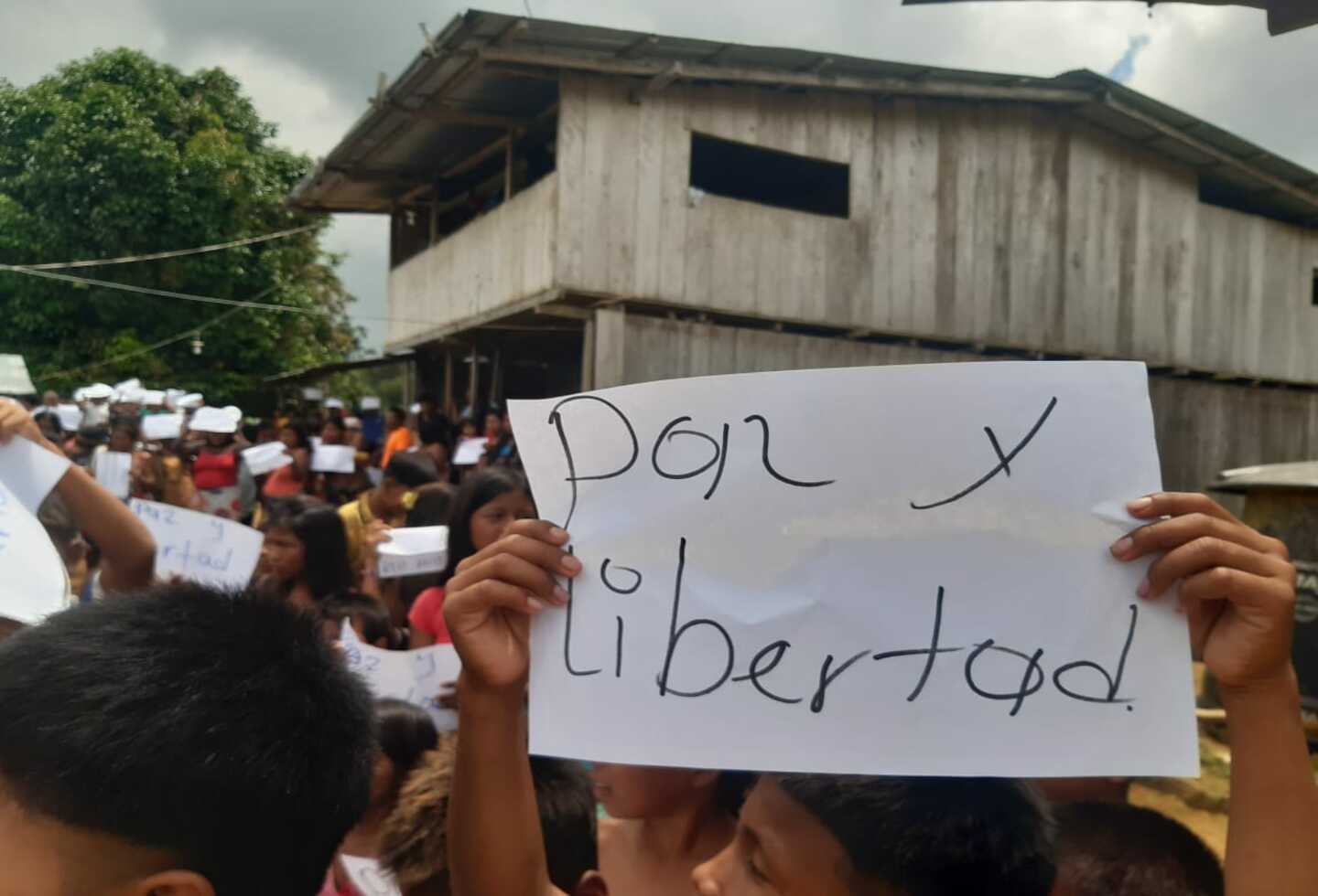 Con estos mensajes, los indígenas de Alto Baudó piden el cese de la violencia en sus territorios.