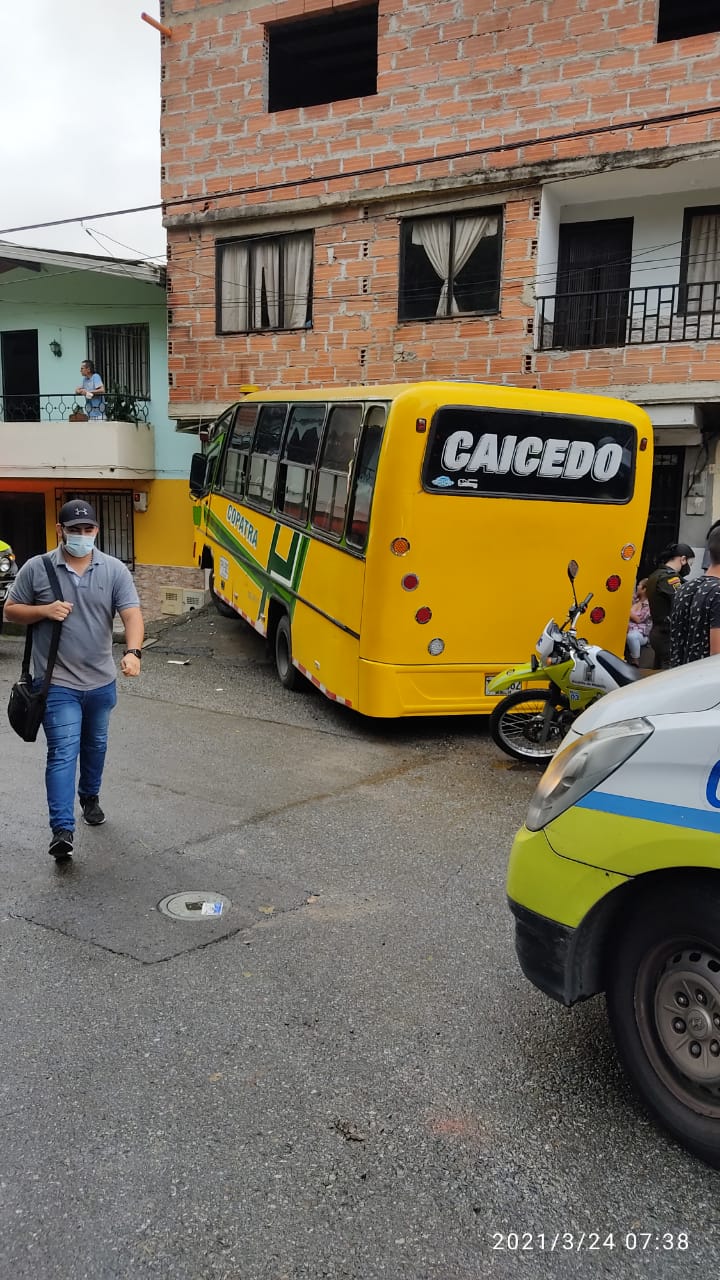 Un bus se fue de frente conta una casa y dejó 16 heridos en el barrio Enciso de Medellín
