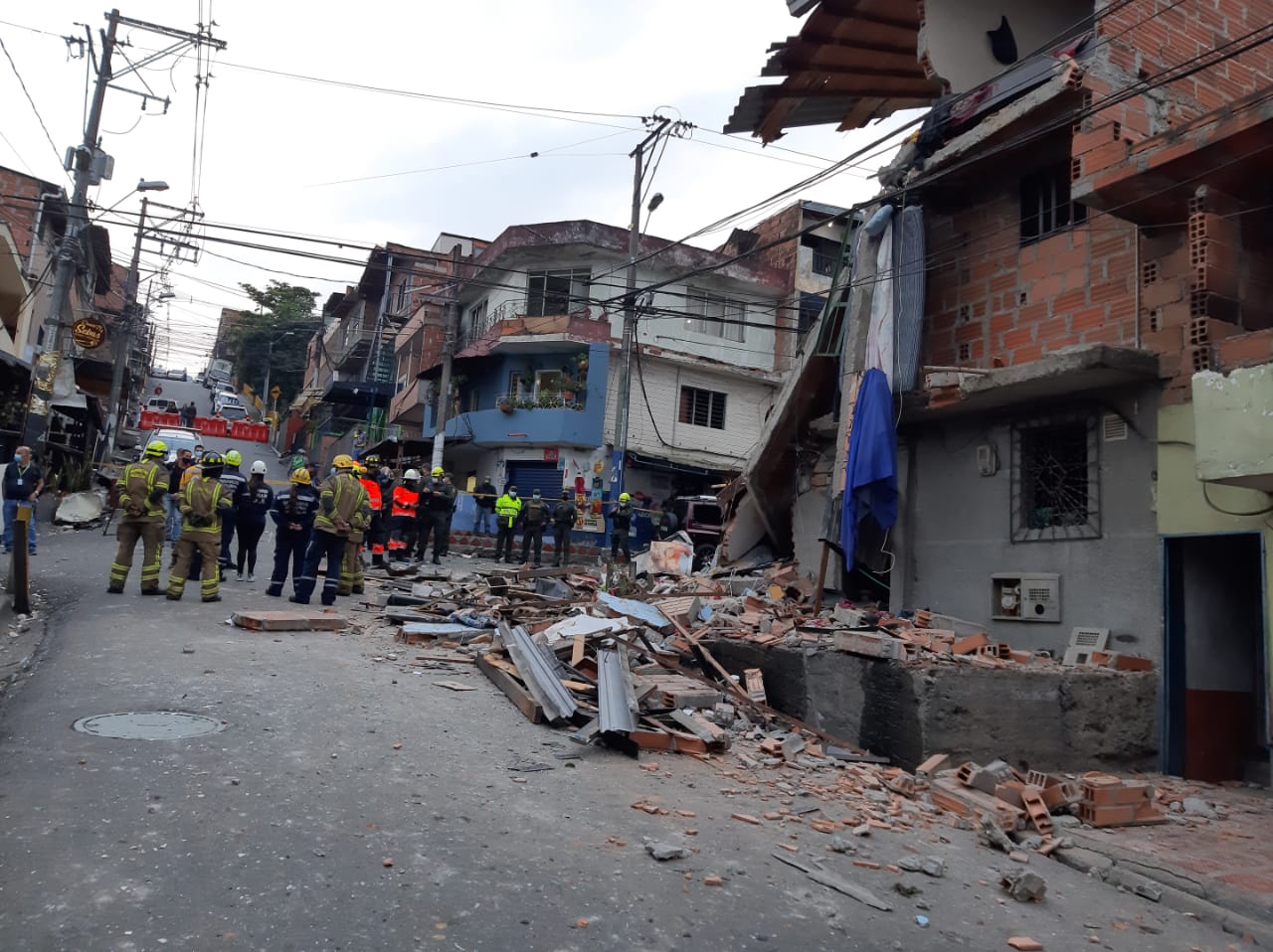 El grupo antiexplosivos de la policía indaga explosión de vivienda en Medellín
