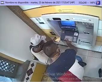 Imágenes de extranjeros dedicados al “cambiazo” de tarjetas bancarias a los adultos mayores en Medellín