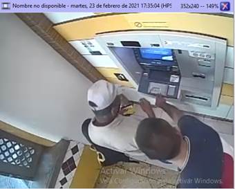 Imágenes de extranjeros dedicados al “cambiazo” de tarjetas bancarias a los adultos mayores en Medellín