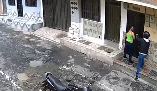 [Video] Fletero da dos vueltas para quitarle el celular a una mujer en Copacabana, Antioquia