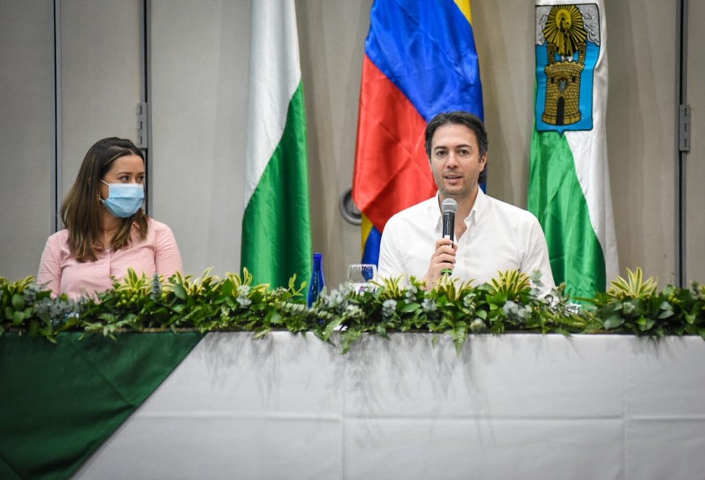 El alcalde de Medellín, Daniel Quintero, y su secretaria Privada, María Camila Villamizar.