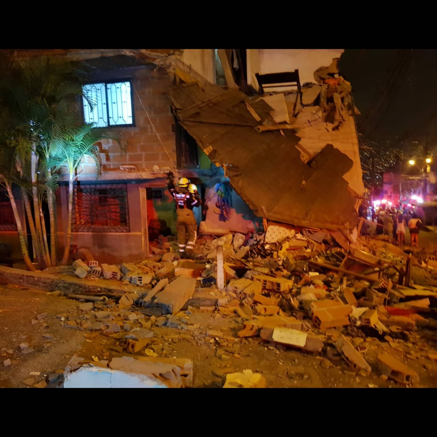 Explosión provocó el desplome de una vivienda de tres pisos en el barrio Robledo de Medellín