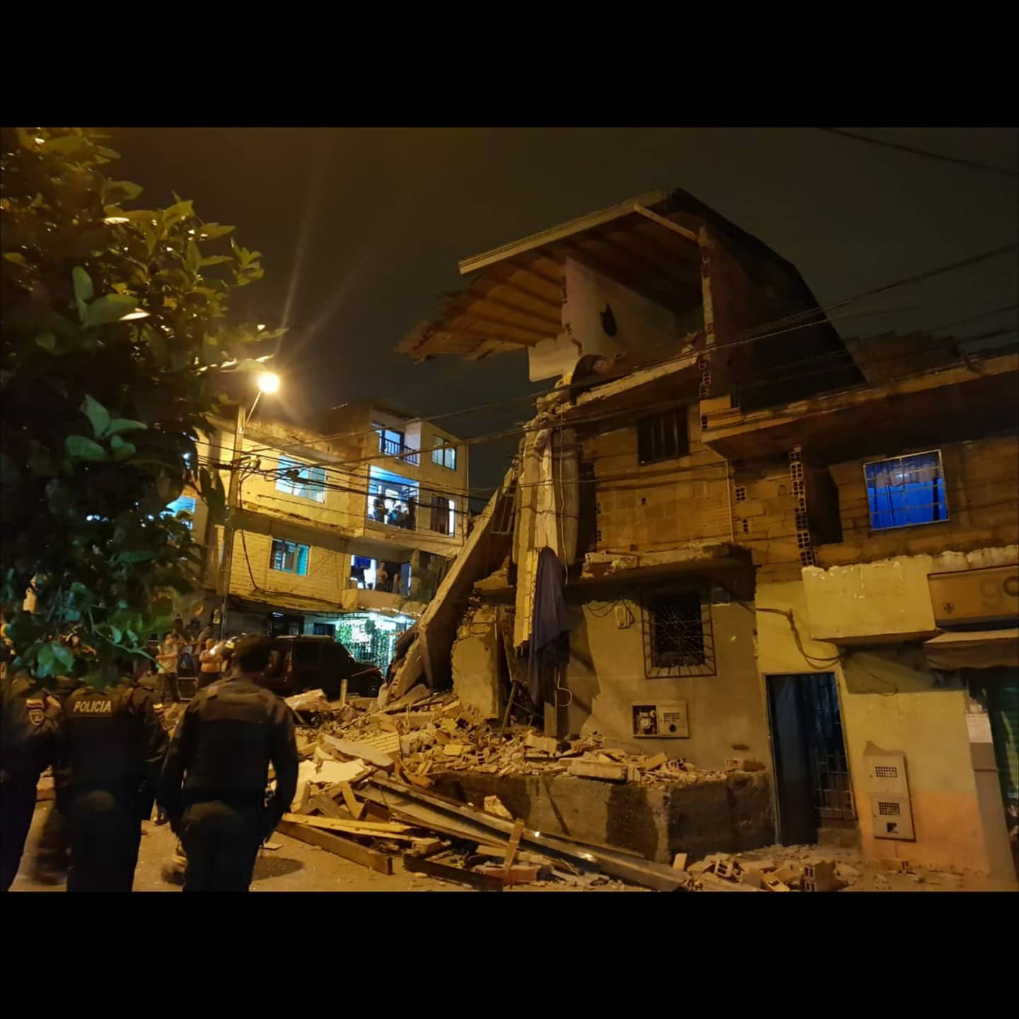 Explosión provocó el desplome de una vivienda de tres pisos en el barrio Robledo de Medellín