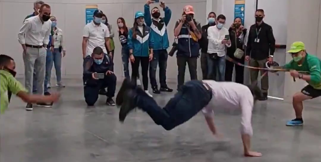 [Video] Polémica en redes sociales por video de Daniel Quintero saltando lazo