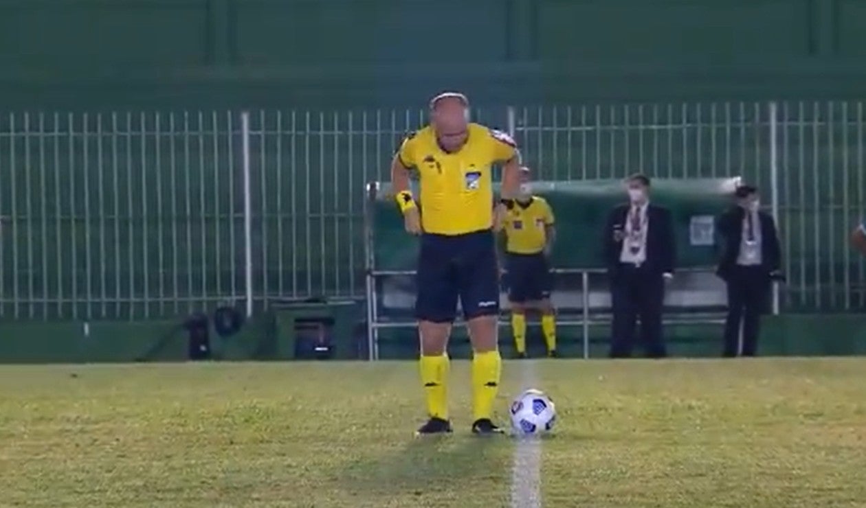 Captura de pantalla árbitro orinando en la cancha