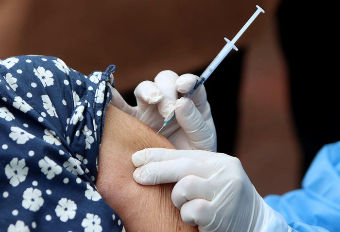 Murieron tres adultos mayores que habían sido vacunados en Medellín