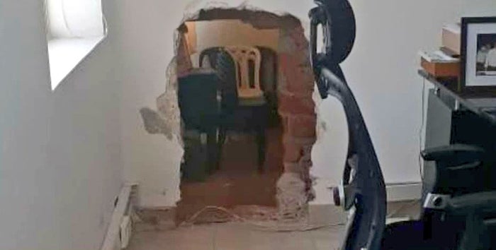 Los ladrones abrieron un hueco en la pared del inmueble para extraer el dinero.