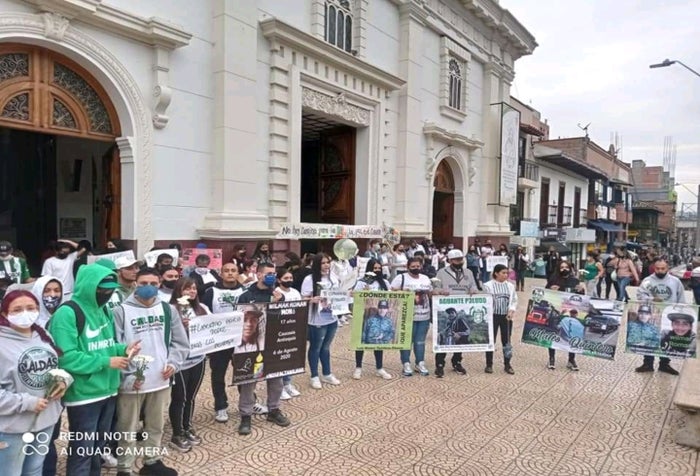 Plantón para exigir la liberación de dos jóvenes que estarían retenidos en el Bajo Cauca.