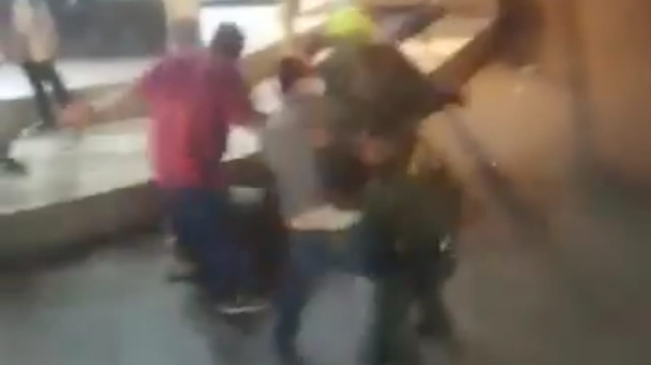 Producto de este hecho los uniformados resultaron lesionados y se presentaron daños en bienes ajenos.