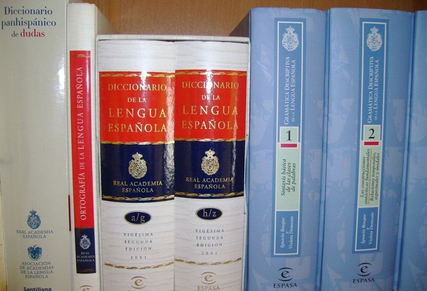 RAE usa frase de raperos colombianos para explicar uso correcto de comillas