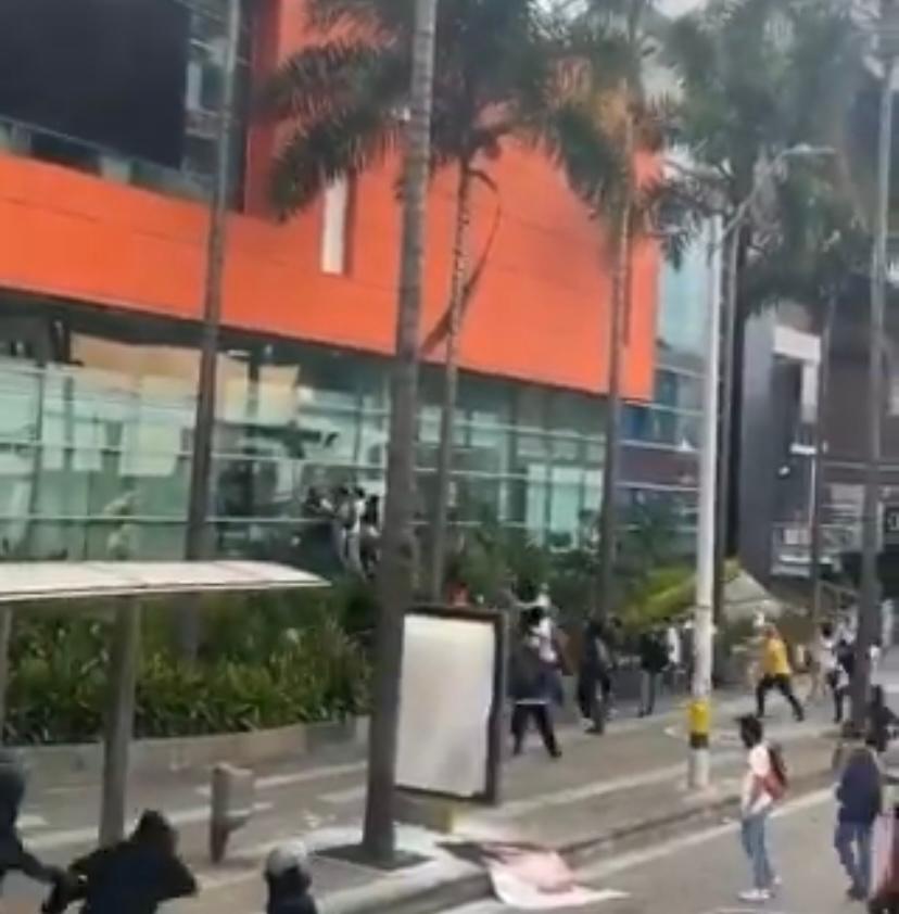 Durante las marchas en Medellín hubo saqueos al comercio.