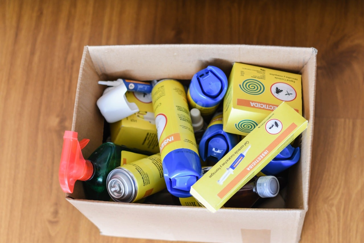 Envases y empaques de plaguicidas de uso doméstico.