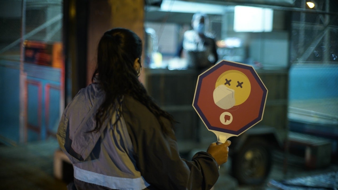 Funcionarios de la alcaldía de Medellín refuerzan la vigilancia del toque de queda