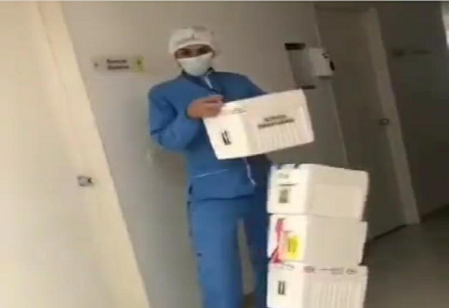 Momento en el que la auxiliar trata de acomodar las cajas.