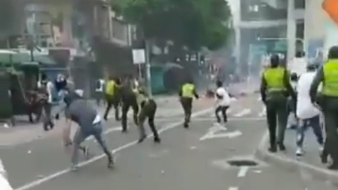 Policías en medio de manifestaciones