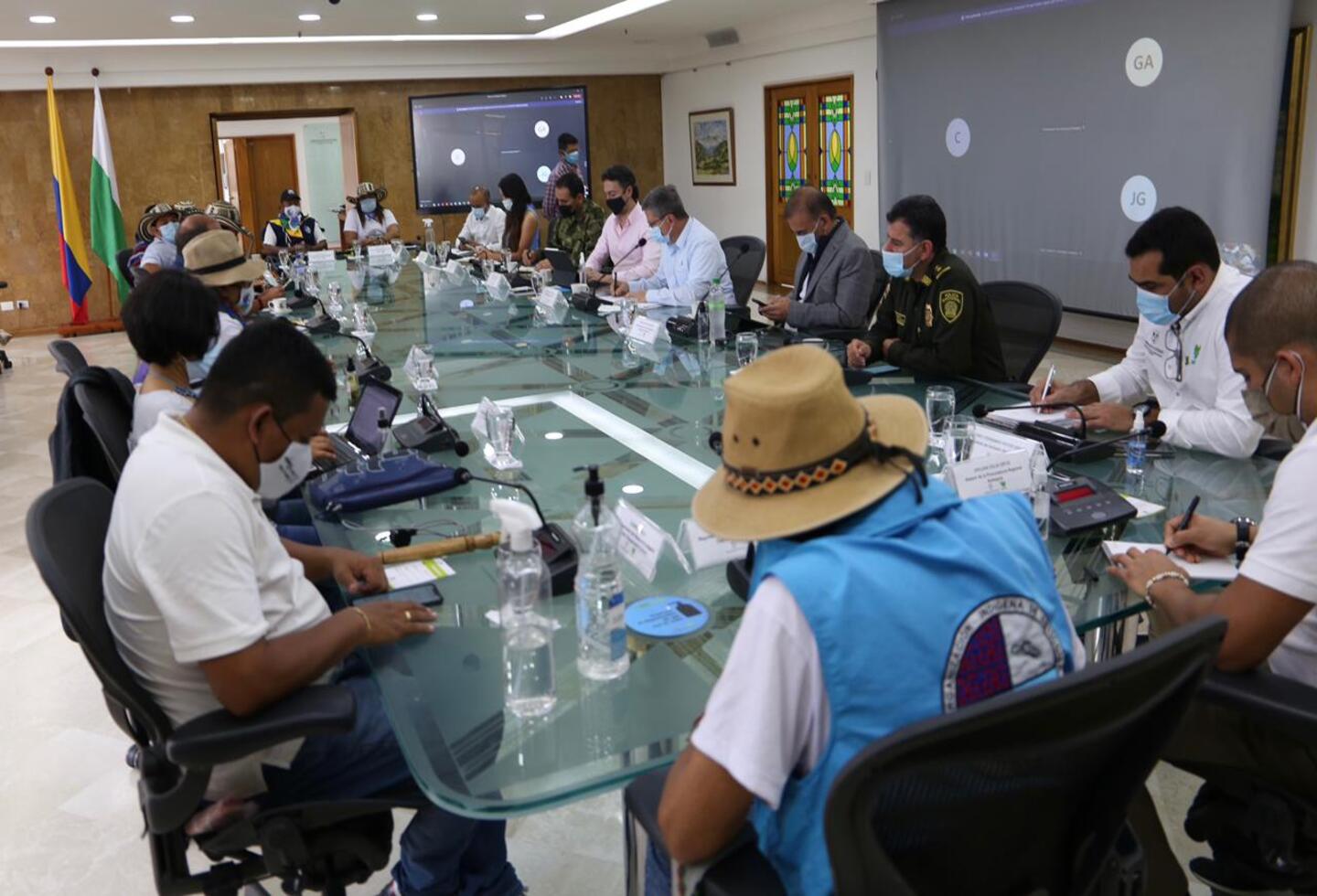 Reunión entre la minga indígena y las autoridades de Antioquia.
