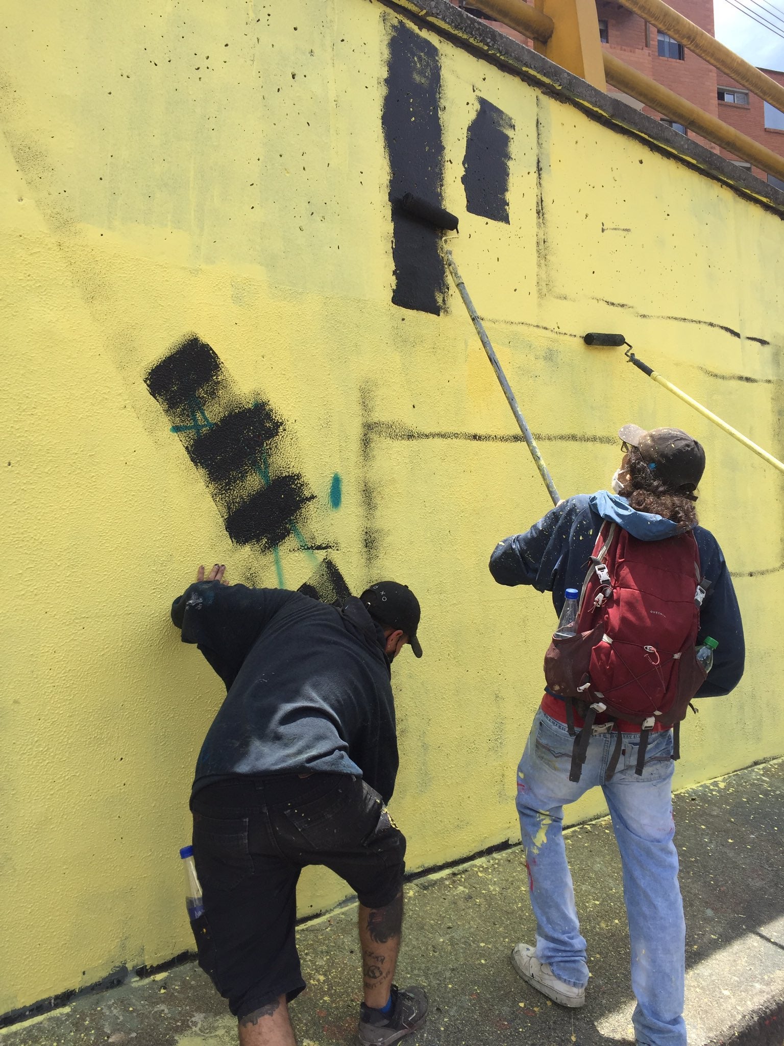 Esta vez pintaron ambos costados del puente.