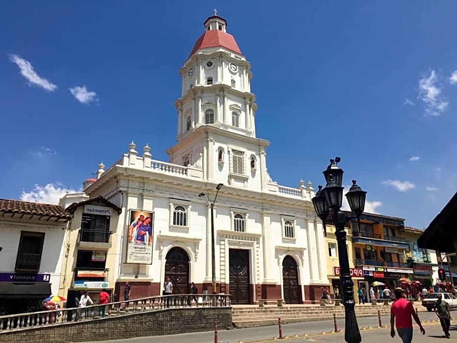 Patrullera de la Policía y un soldado fueron lesionados con arma de fuego