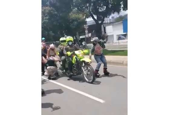 Policías en moto remolcan a patinadores