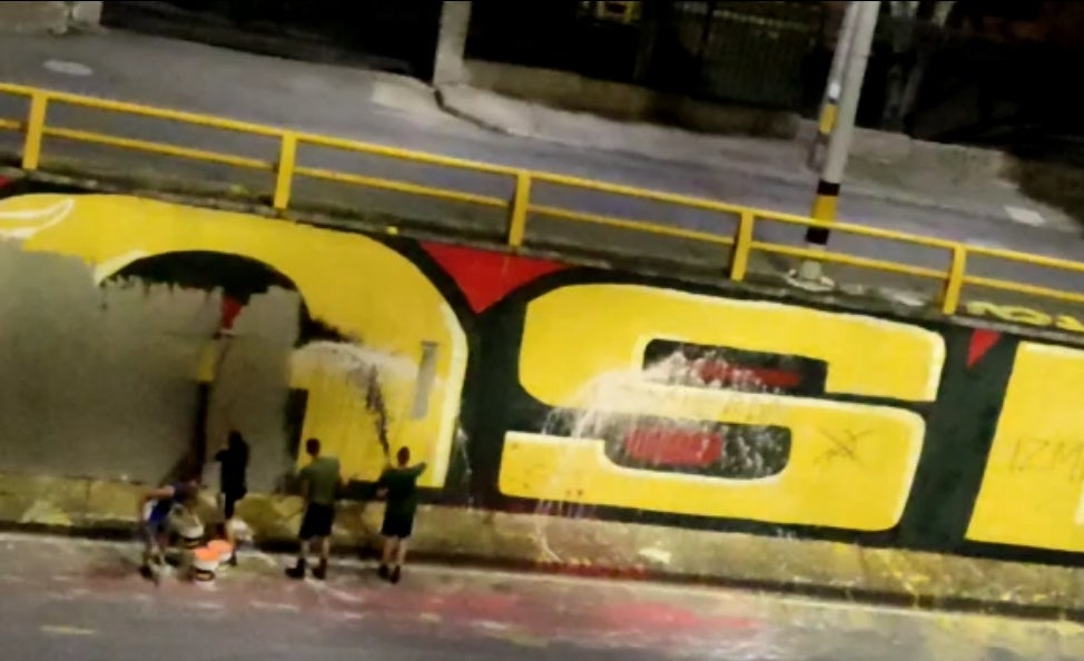 Soldados del Ejército habrían borrado mural pintado durante las marchas de Medellín