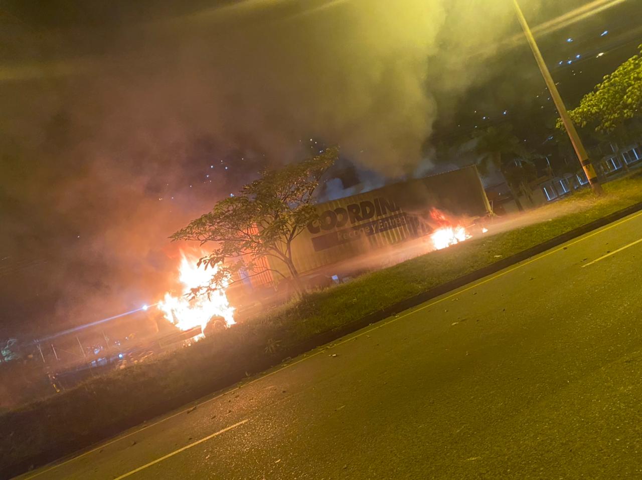 Incineraron camión de una empresa trasportadora en Barbosa, Antioquia