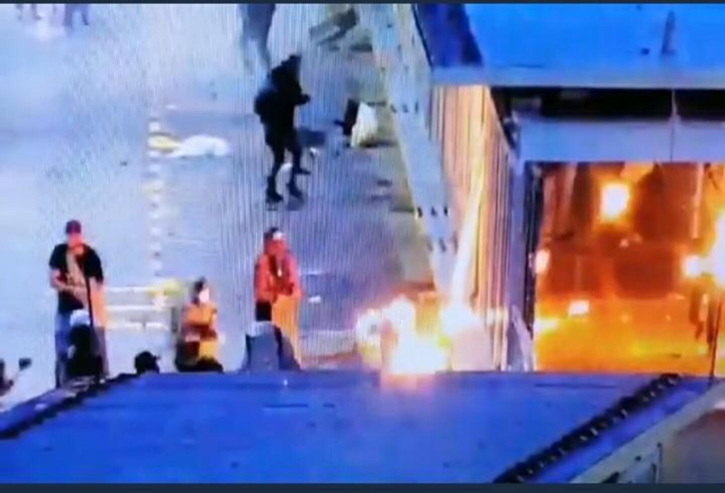 Incendian estación del Metroplús de Medellín.