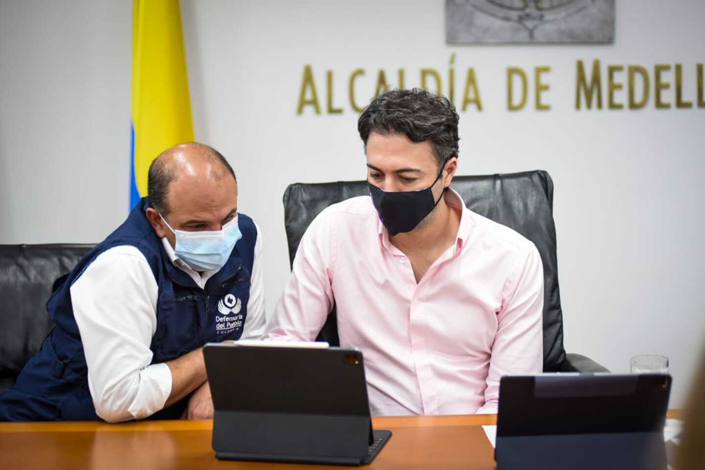 El defensor del Pueblo, Carlos Camargo, y el alcalde de Medellín, Daniel Quintero.