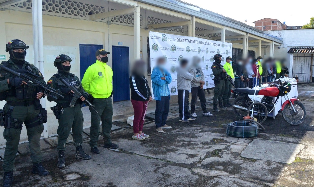 Estas personas eran buscadas por hurto calificado y tráfico, fabricación de estupefacientes e instrumentalización de menores para cometer este delito.