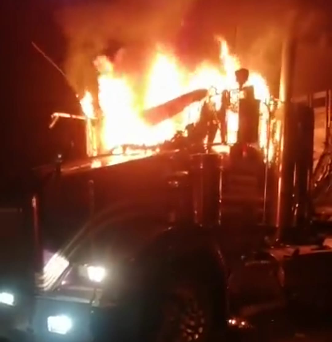 Siete vehículos fueron incinerados por el ELN en la vía Medellín – Costa Caribe