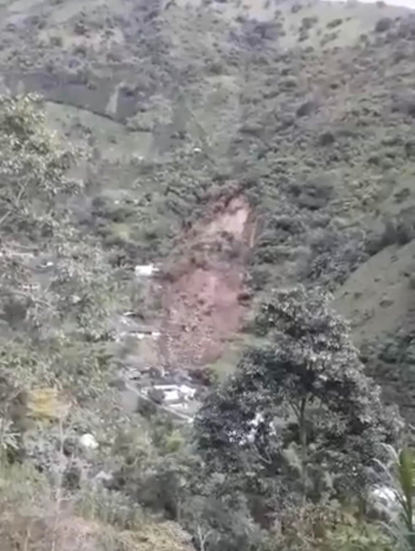 Momento del derrumbe en Liborina, Antioquia.