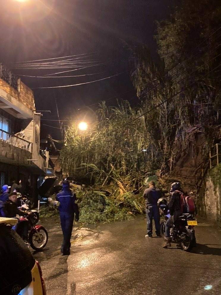 Deslizamiento de tierra por poco genera una tragedia en el barrio Villatina de Medellín